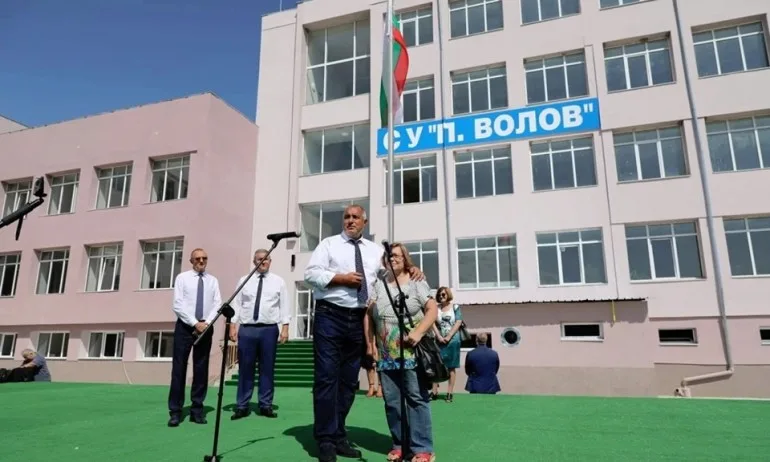 След посещението на Борисов в Бяла: Училището беше полуразрушено, сега деца и учители се радват на за великолепната придобивка - Tribune.bg