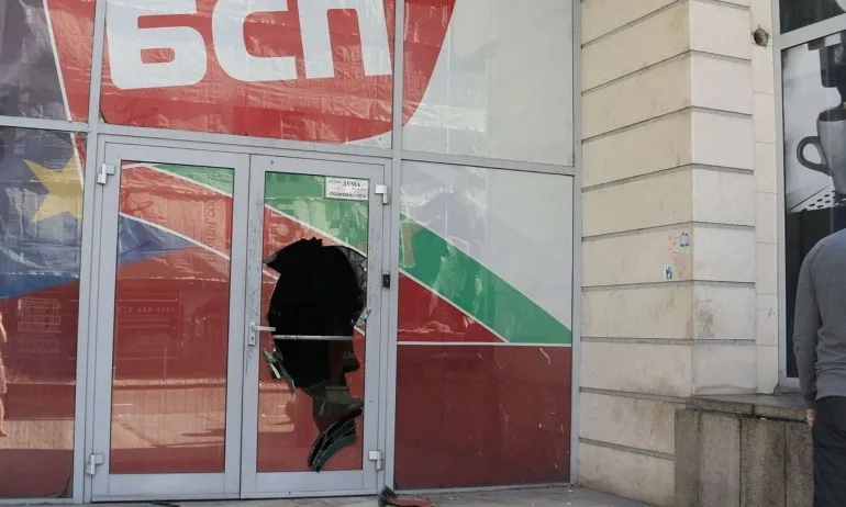 Пиян мъж излезе от гей бар, за да се облекчи – счупи вратата на в. Дума - Tribune.bg