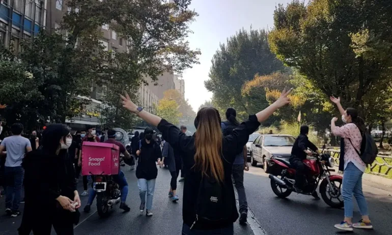 Иран продължава да протестира: Аятолах Хаменей проговори като обвини САЩ и Израел за размириците (ВИДЕО) - Tribune.bg