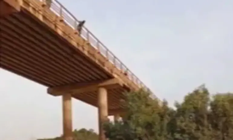 Автобус падна от мост в Мали, има десетки жертви