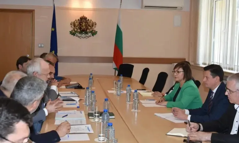 Нинова съобщи и на бизнеса, че имат рекорден ръст на промишлено производство - Tribune.bg