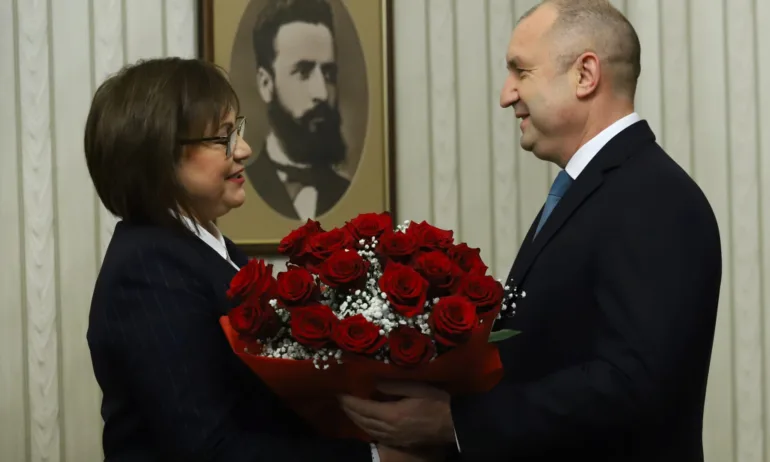 Като на рожден ден: Корнелия Нинова занесе бонбони на Румен Радев, той ѝ подари рози и даде мандат - Tribune.bg