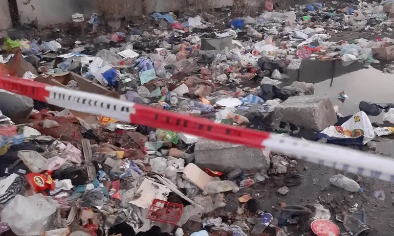 Разравят площадка с отпадъци до Червен бряг, районът е отцепен - Tribune.bg