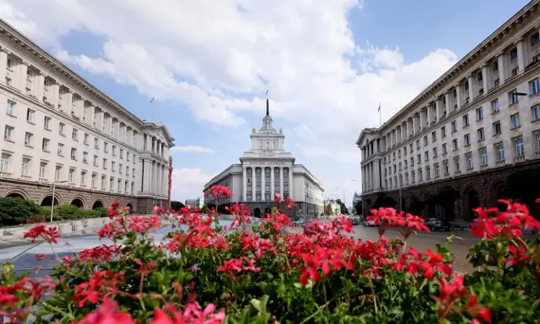 Парламентът се събира извънредно в неделя 