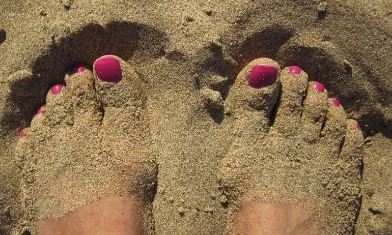 Какви може да са причините за напуканите пети? - Tribune.bg