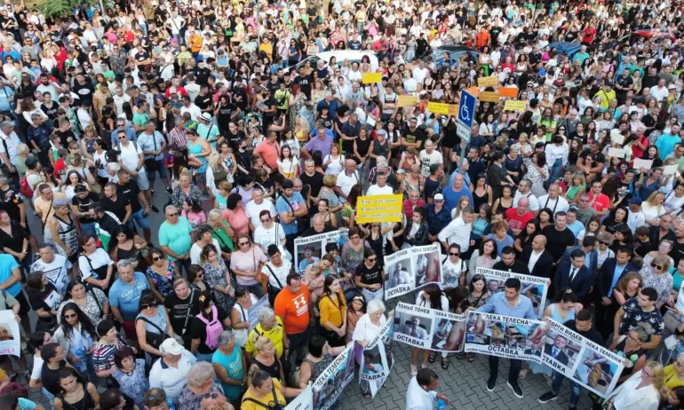 Хиляди се събраха в подкрепа на 18-годишното нарязано момиче (ВИДЕО/СНИМКИ) - Tribune.bg