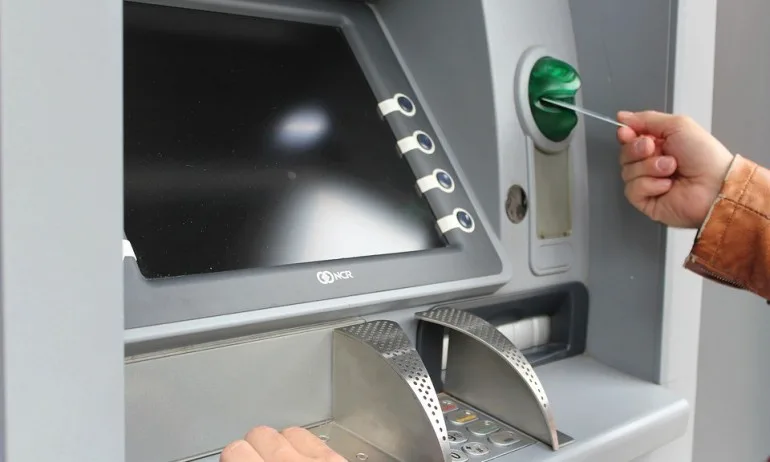 КЗП: Тегленето на пари от външни банкомати в курортите крие риск - Tribune.bg