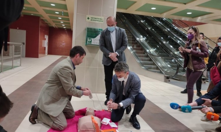 Поставиха дефибрилаторите за първа помощ в метрото - Tribune.bg