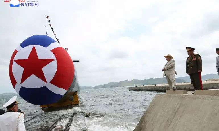 Северна Корея спусна на вода първата си ядрена подводница (СНИМКИ) - Tribune.bg