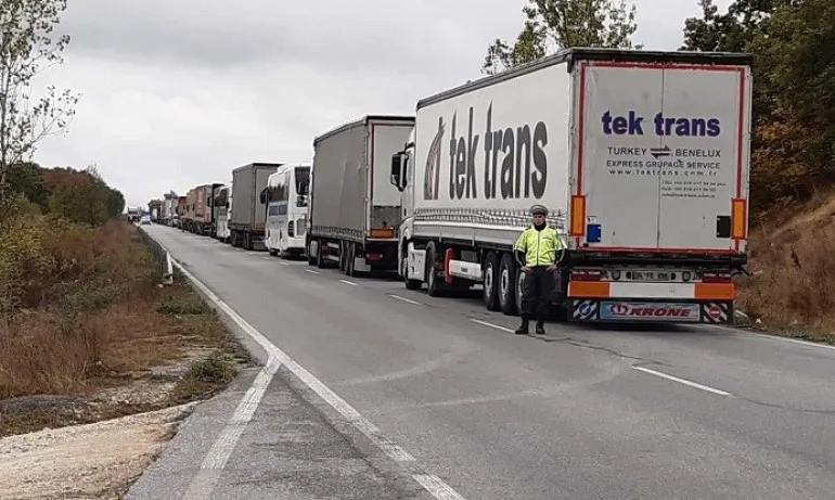 25-километрова опашка от тирове към ГКПП Лесово - Tribune.bg