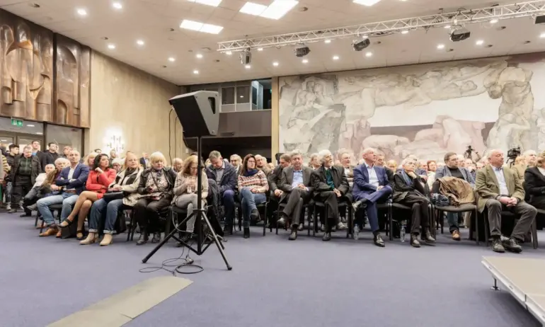 Несъгласните с Нинова на сбирка в НДК – създадоха ново обединение Бузлуджанци - Tribune.bg