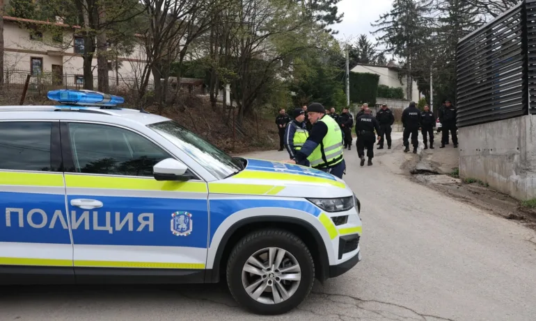 Напрежение в Сараите: Трима изведени от полицията, Доган си тръгва в 3 сутринта - Tribune.bg