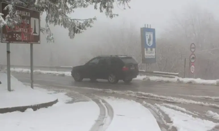 Сняг вали на старопланинските проходи Шипка и Република, пътните настилки