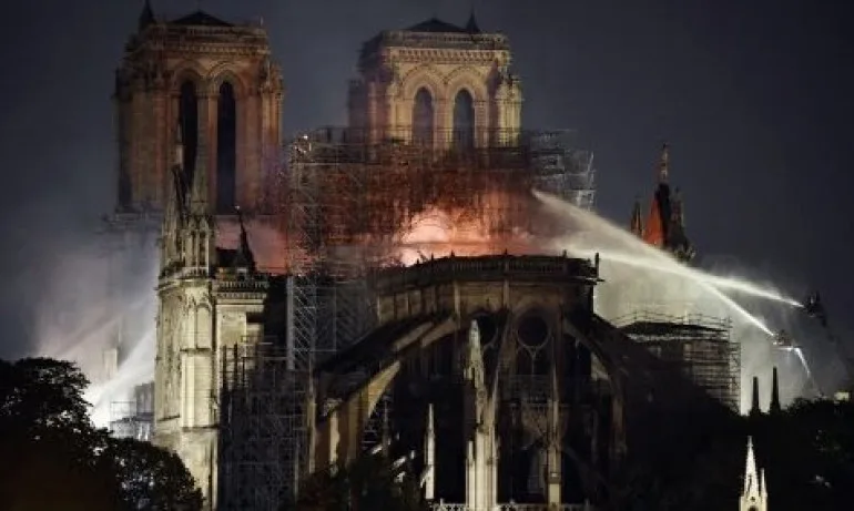 Франция търси подходящи камъни за Нотр Дам - Tribune.bg