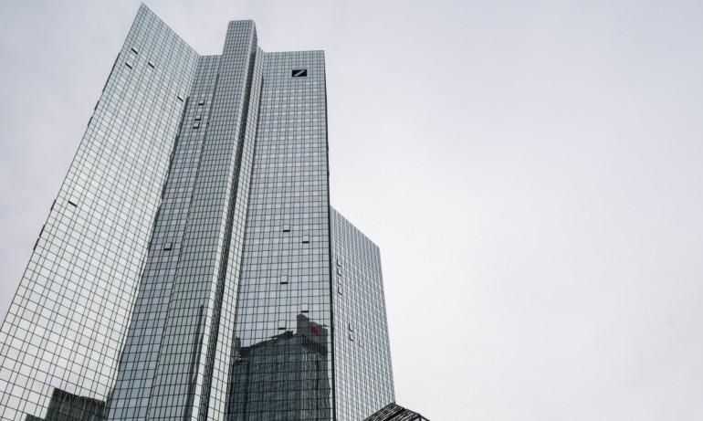Претърсват централата на Дойче банк във Франкфурт заради подозрения за пране на пари - Tribune.bg