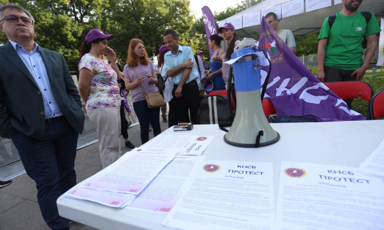 КНСБ опъна протестна шатра пред парламента, настояват за по-високи доходи (СНИМКИ) - Tribune.bg