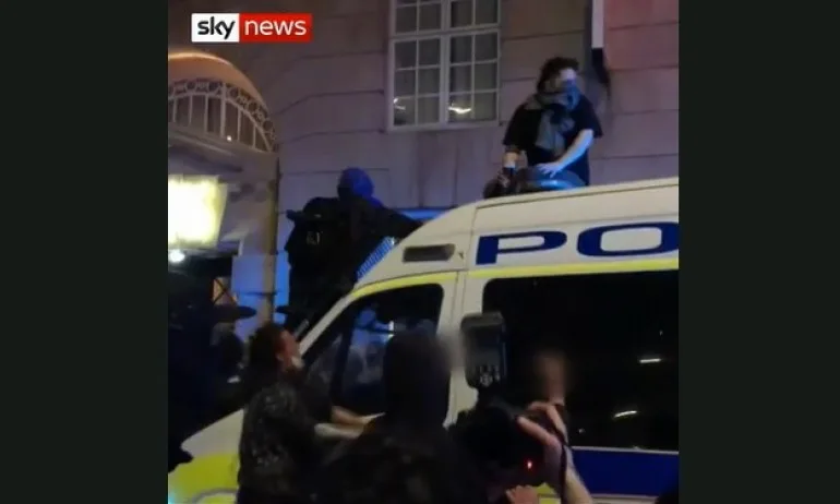 Ранени полицаи и подпалени коли след сблъсъци на Острова - Tribune.bg