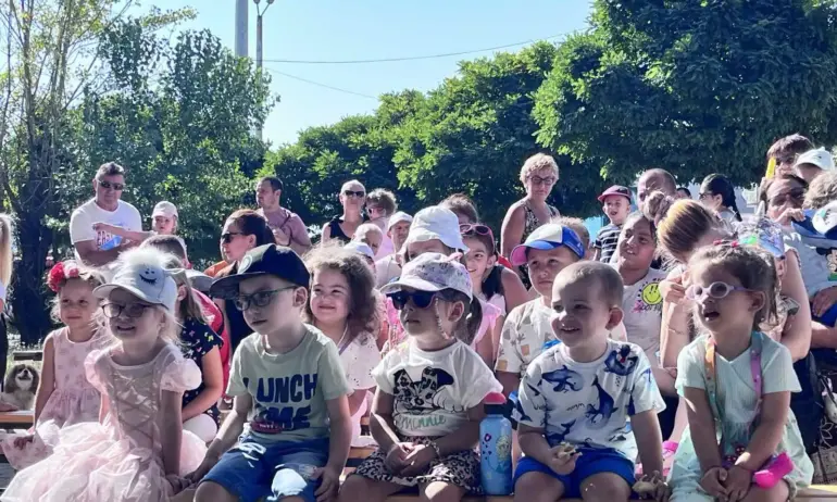 Спектакълът Трите прасенца зарадва малки и големи в столичния район Връбница - Tribune.bg