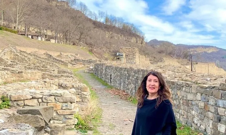 Посланик Херо Мустафа се наслади на великолепието на крепостта Царевец - Tribune.bg