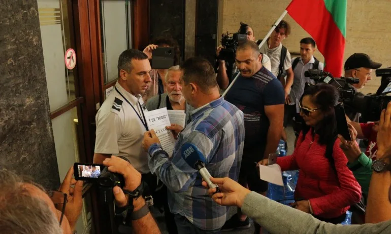 Протестиращи нахлуха в Министерството на правосъдието - Tribune.bg