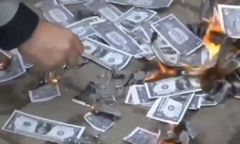 Турците горят долари и трошат Iphone - Tribune.bg