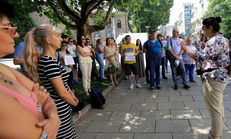 Туроператори на протест под прозорците на президента - Tribune.bg