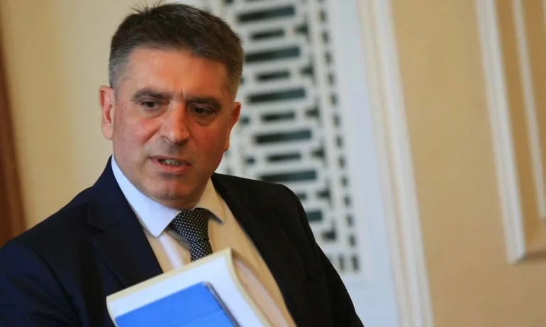 Министър Кирилов към Христо Иванов: Не сте по-красиви или по-умни от другите юристи - Tribune.bg