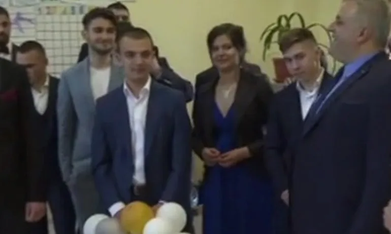 От купона към изборната секция, абитуриенти пуснаха бюлетините си - Tribune.bg