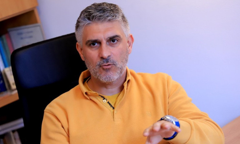 Росен Йорданов, психолог: По-важно е Кирил Петков да се разведе с държавата, а не с жена си - Tribune.bg