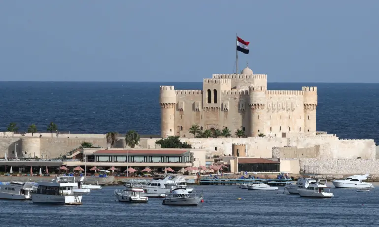 На фона на напрежението: Египетски полицай застреля двама израелци и водача им в Александрия - Tribune.bg