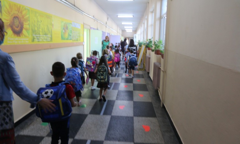 Родителите на деца, върнати от училище заради карантина, имат право на 650 лева - Tribune.bg