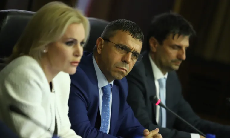 10 хил. евро за ВИП прекарване на мигрант през българската граница, все по-често жени карат пилотните коли - Tribune.bg