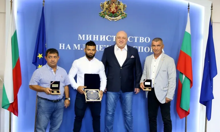 Министър Кралев награди бронзовия медалист от Световното първенство по вдигане на тежести Божидар Андреев - Tribune.bg