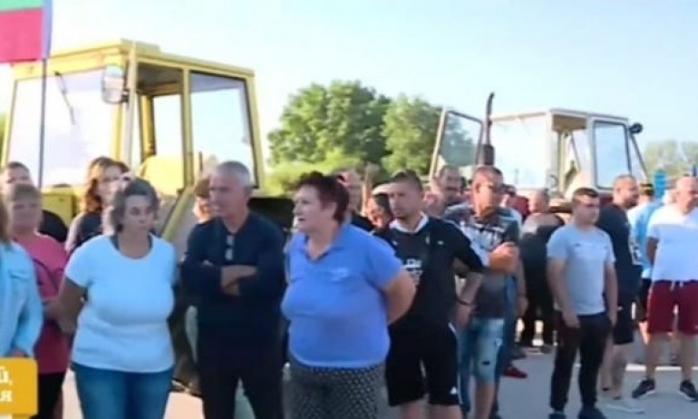 Земеделци протестират след опустошителната градушка в Садово: Правителството показа безхаберие - Tribune.bg