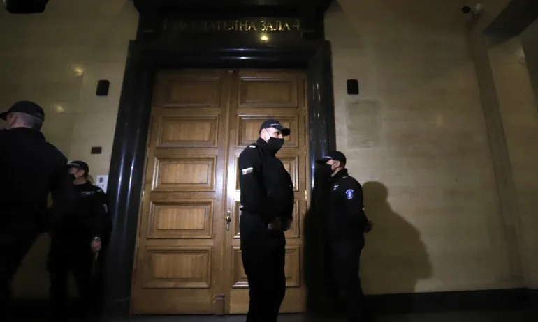 И третият обвинен в шпионския скандал остава в ареста - Tribune.bg