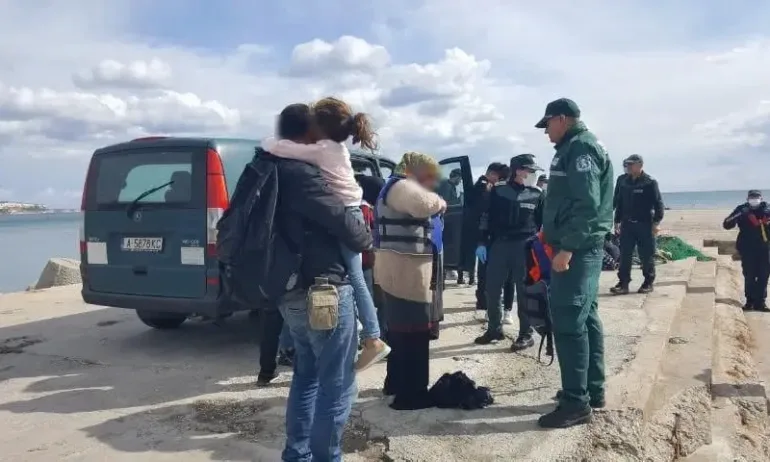 Акция в Черно море: Граничари спасиха 38 бежанци, сред които и бебе, пътуващи с лодка (СНИМКИ) - Tribune.bg