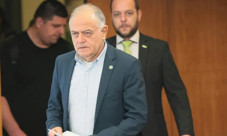 Атанасов отрича районният кмет да отговаря за тротоара, не можело ДБ да носят отговорност - Tribune.bg