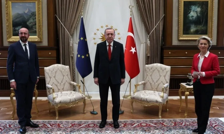 Турция обвини ЕС за скандала с липсващия стол за Урсула фон дер Лайен - Tribune.bg