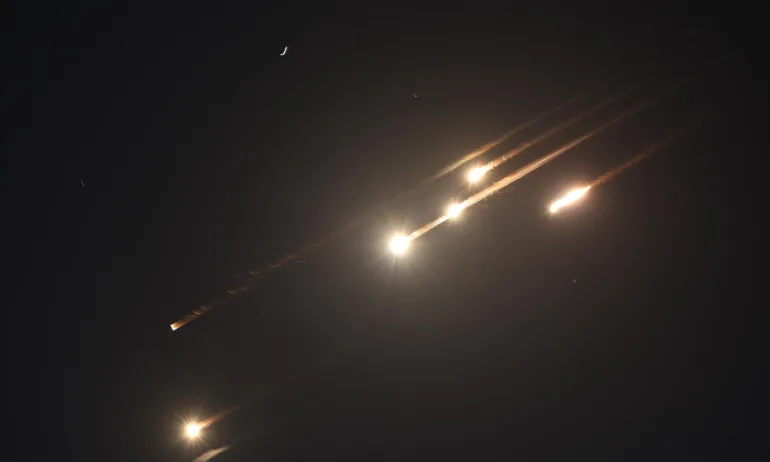 Иран изстреля стотици балистични ракети към Израел - Tribune.bg