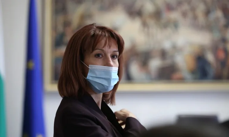 Камелия Нейкова се надява до 15 май да е готово решението за секциите в чужбина - Tribune.bg