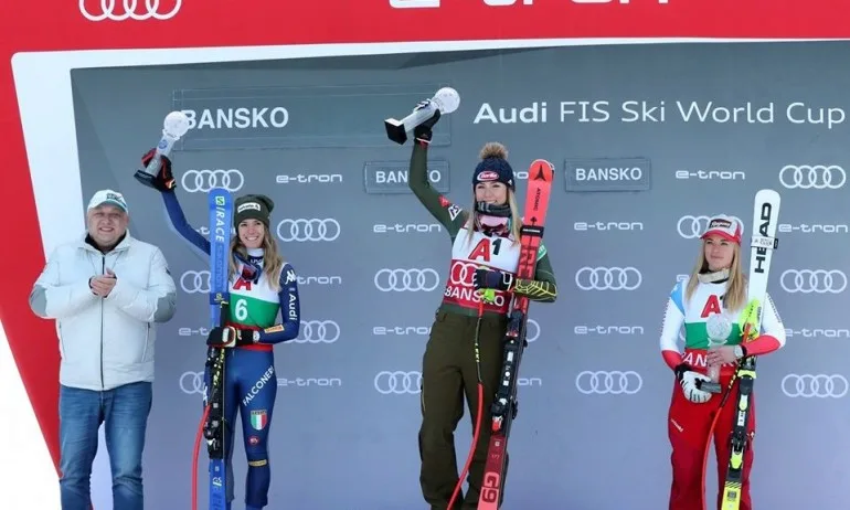 Министър Кралев награди победителките в супергигантския слалом в Банско - Tribune.bg