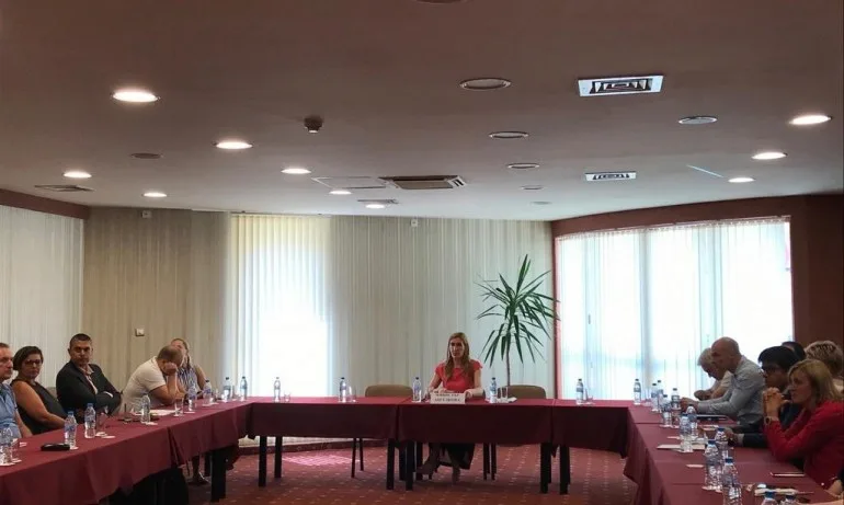 Ангелкова в Златни пясъци: Ще водим битка за всеки турист - Tribune.bg