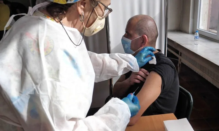 210 служители на СДВР получиха днес първа доза противовирусна ваксина - Tribune.bg