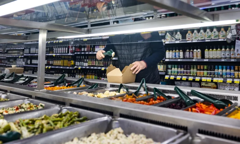 Хлебарки в топлата витрина на голям супермаркет в Пловдив - Tribune.bg