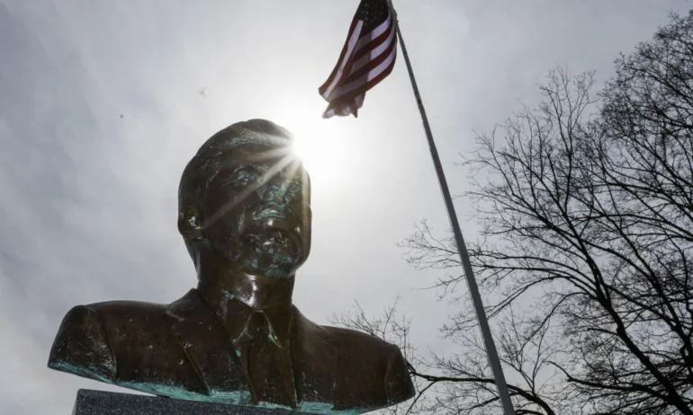 Тръмп разсекрети документи, свързани с убийството на Джон Ф. Кенеди. Има я и България - Tribune.bg
