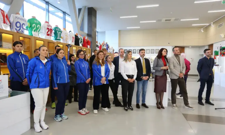 Валентина Георгиева, Евелина Николова, Найден Тодоров и Джем Юмеров с наградите Почетен факлоносец на мира - Tribune.bg