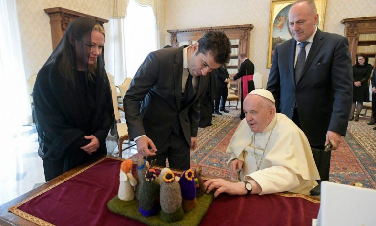 След вълнения подарък, изработен от Америка за България, Петков подари на папата и чипровски килим - Tribune.bg
