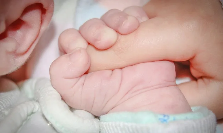 Бебета с COVID-19 са настанени в болници в Бургас - Tribune.bg