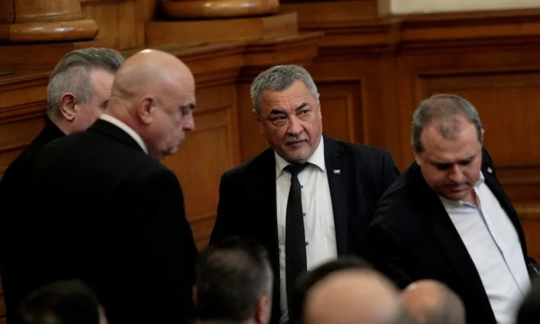 Нов текст за контрол при издаването на болнични подготвя управляващата коалиция - Tribune.bg