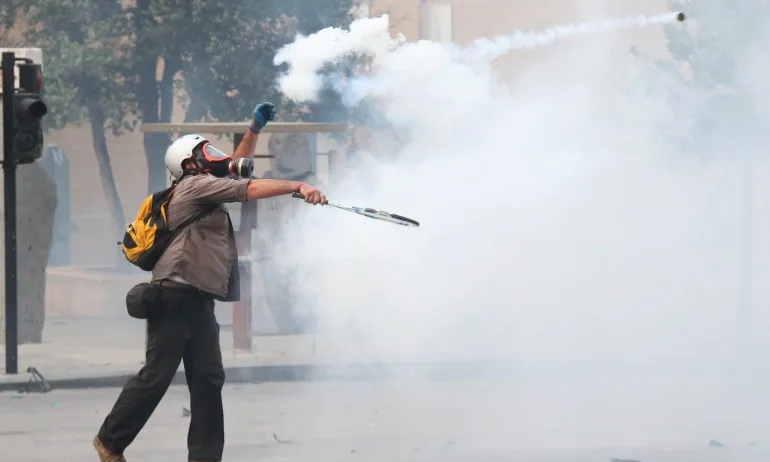 Сълзотворен газ и арести на протестите в Париж - Tribune.bg